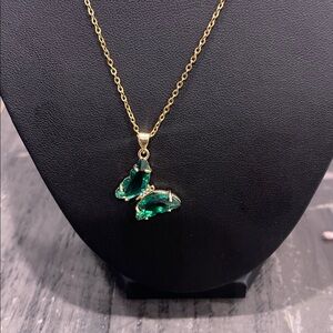 Elegant Gold and Green Pendant Necklace